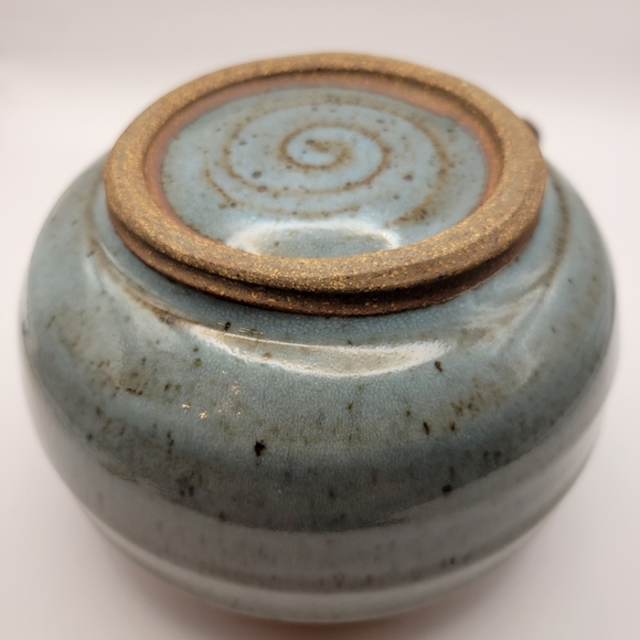 Rustic Handtrown Stoneware Lidded Handle Pot. - Picture 7 of 11